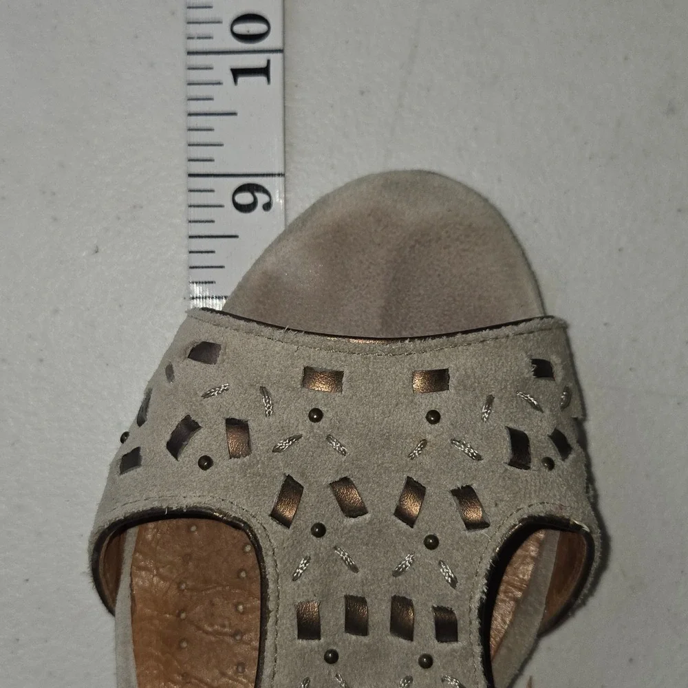 Clarks Artisan Tan Suede Wedge Sandals Laser Cut Peep Toe Back Zip 8M 31889